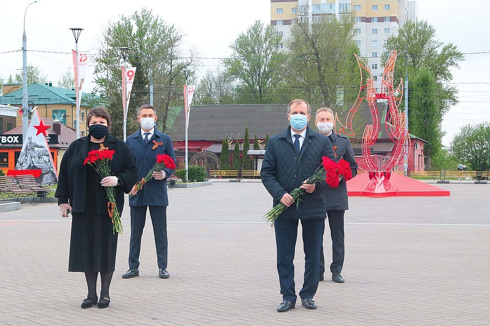 Возложение цветов к стеле воинской славы на кургане Бессмертия. Фото: пресс-служба Брянской городской администрации