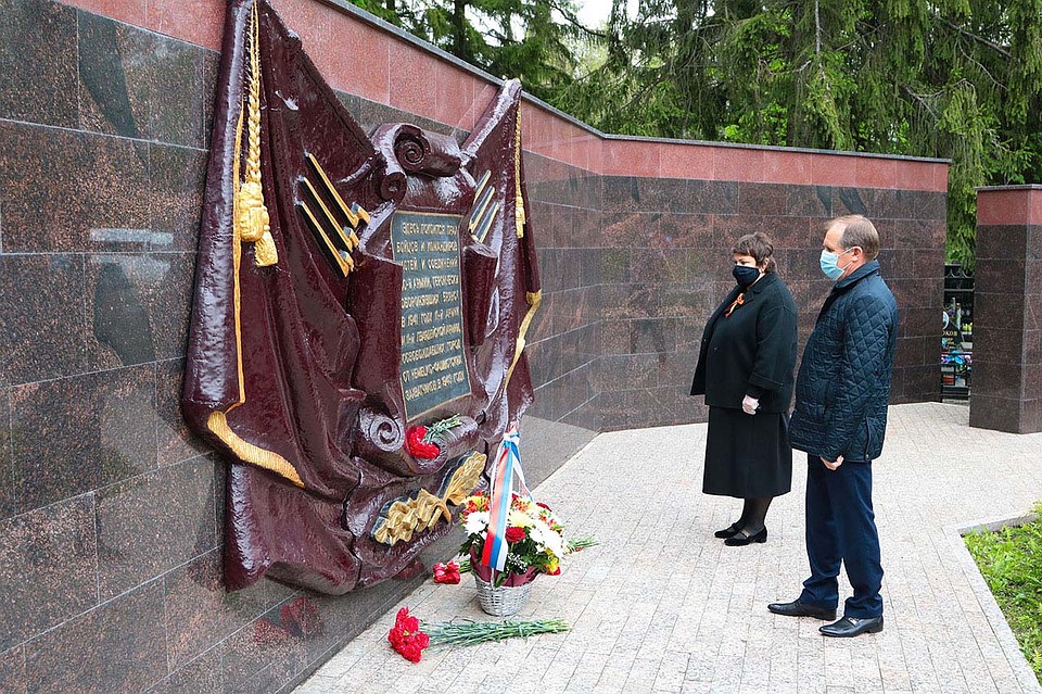 Память павших воинов почтили минутой молчания у мемориала. Фото: пресс-служба Брянской городской администрации