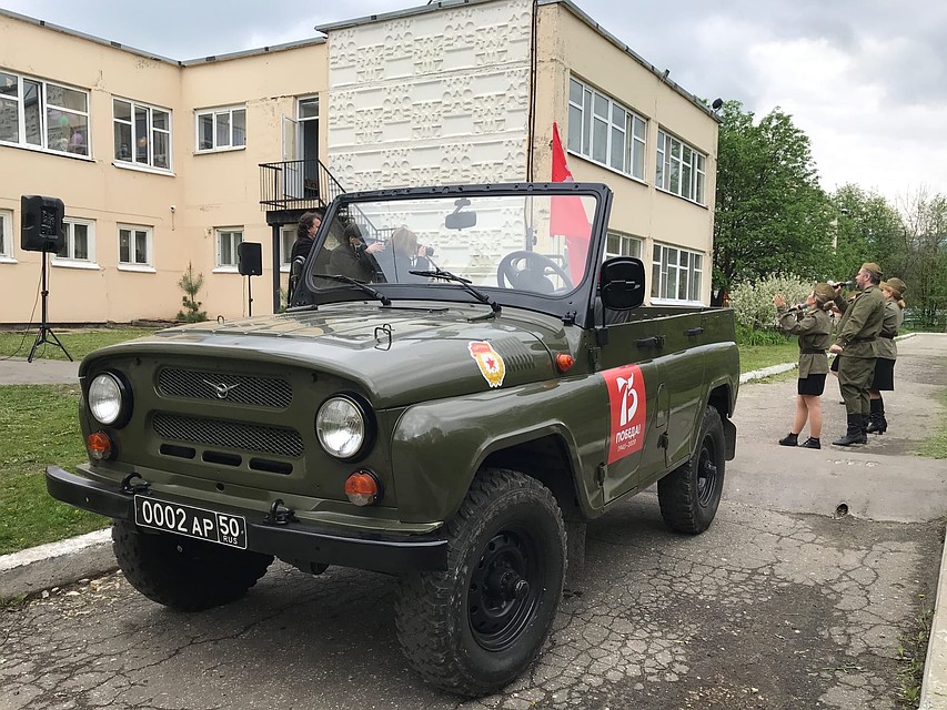 Из-за пандемии концерт прошел во дворе богадельни. Фото: Константин МОГИЛИН