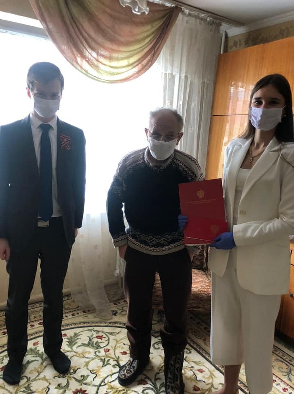 Поздравления проходят с соблюдением мер предосторожности во время эпидемии.