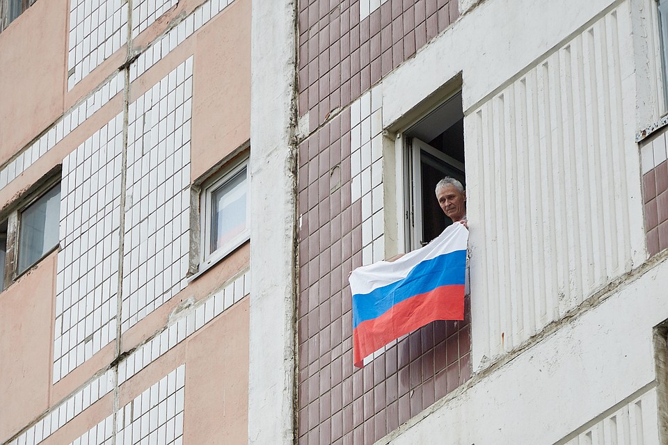 Многие рязанцы вывесили из окон российские флаги. Фото: пресс-служба правительства Рязанской области.