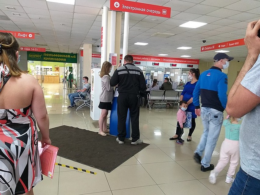 В Челябинске родители штурмуют офисы МФЦ Фото: Инна КУМЕЙКО