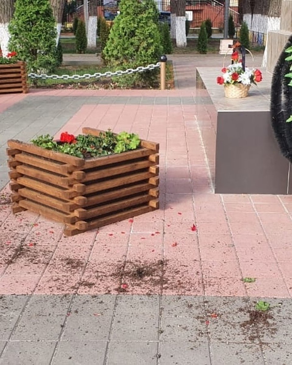 К мемориалу женщина возвращалась дважды. Сначала, чтобы взять себе букет с постамента, а затем, чтобы вырвать клумбы. Фото: "ЧП Геленджик""