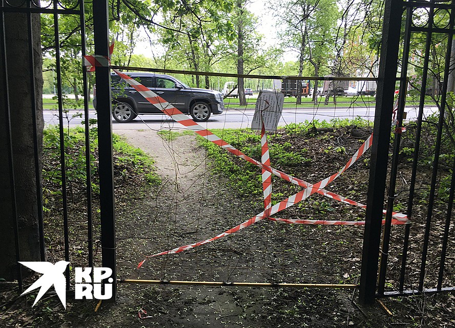 Издалека кажется, что закрыто. Но ближе подойдешь и видишь - пролезть можно Фото: Павел КЛОКОВ