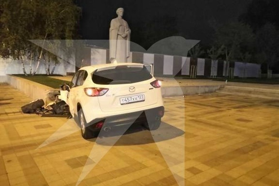В Краснодаре мужчина пытался скрыться от полиции на авто и влетел в Вечный огонь