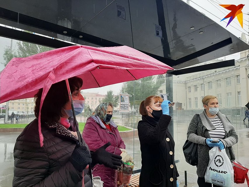 Волгоградцы почти все в масках, но довольных мало, людей злит отношение властей - мол, только требовать могут. Фото: Екатерина СИМОХИНА