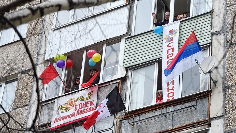 Фото: пресс-служба главы и правительства Удмуртии. Некоторые дома пели военные песни с балконов