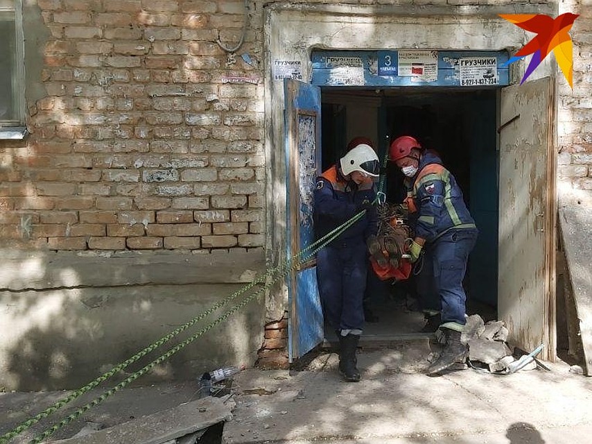 Жильцов эвакуировали на носилках. Фото Саратовской областной службы спасения