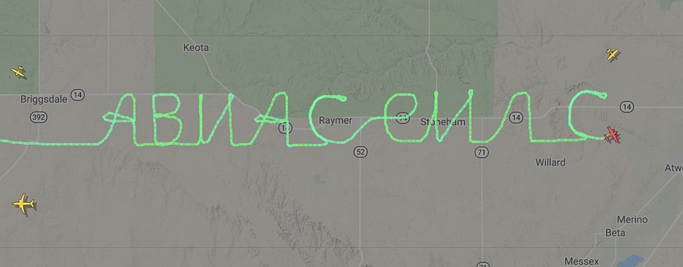 Послания в небе оказались рекламной акцией. Фото: Flightradar24.
