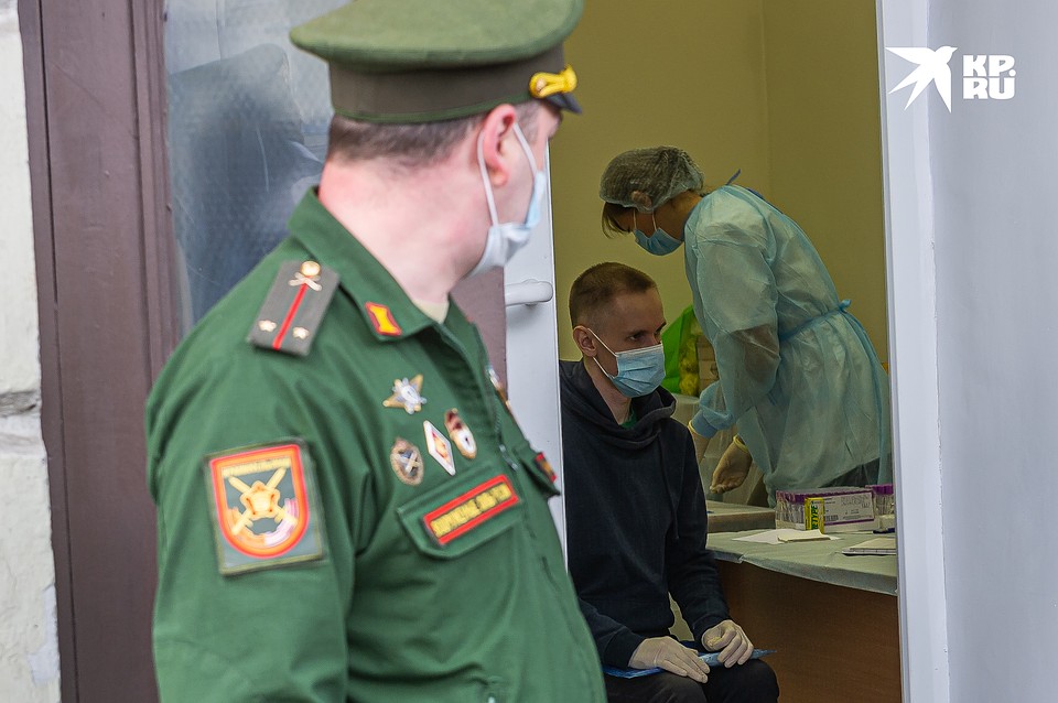 Первые новобранцы Западного военного округа приедут в армейские корпуса уже сегодня. Фото: Олег ЗОЛОТО