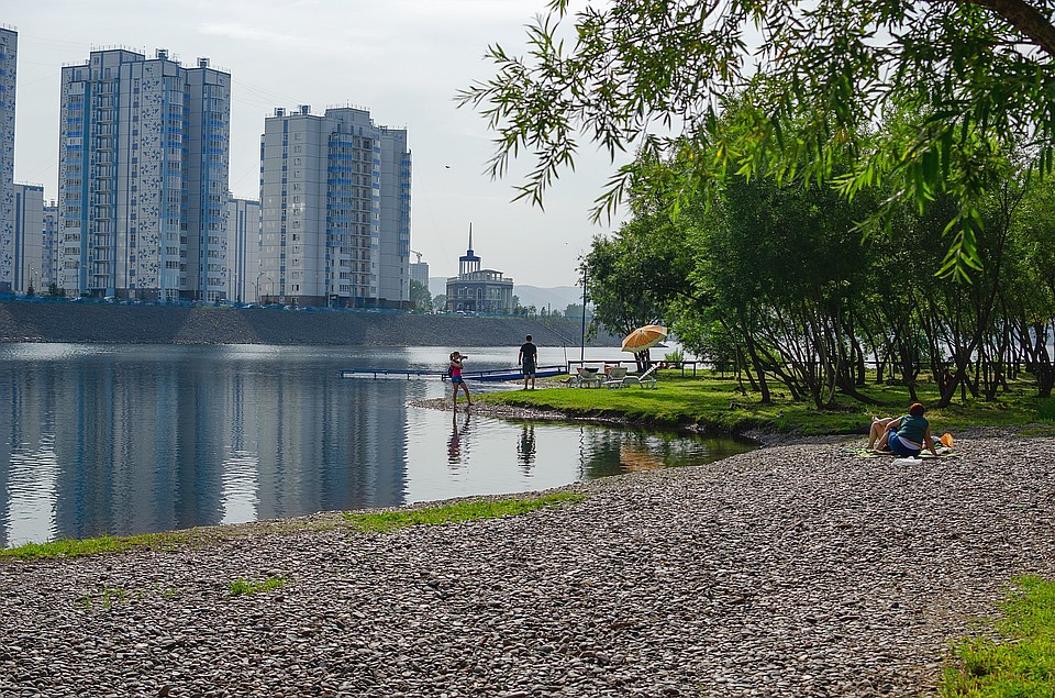 На улице – аномальная жара, под +30. Многие прыгают в воду. Фото: ИВАНОВА Диана