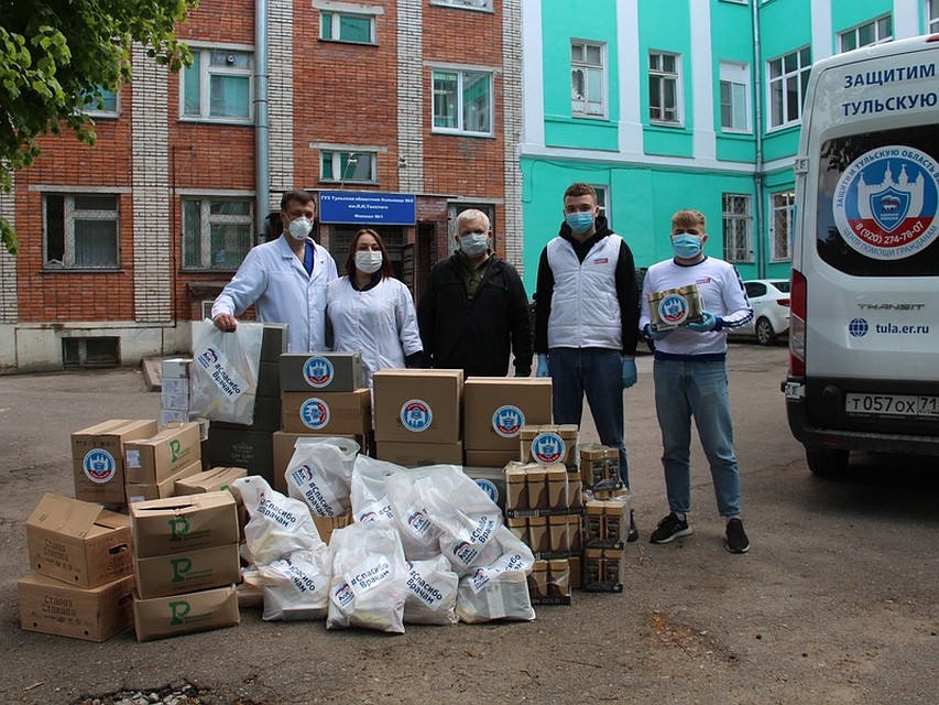Добровольцы доставляют продуктовые наборы нуждающимся в этом людям, средства индивидуальной защиты и аппараты ИВЛ в больницы. Фото: материалы пресс-служб