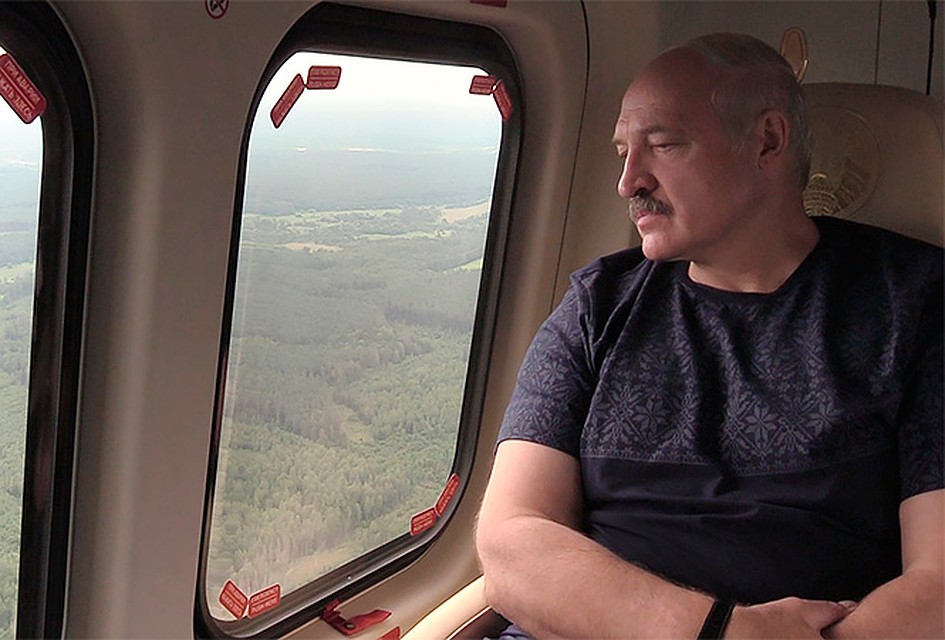 В июле прошлого года Александр Лукашенко лично испытал новинку – на нем он летал над чернобыльскими районами. Кадр телеканала "Беларусь 1".