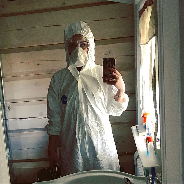 Во время пандемии пациенты видели доктора Алису со скорой помощи вот в таком виде.