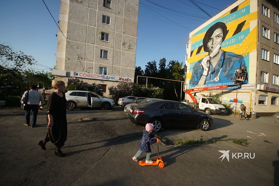 Изображение врача со словами благодарности находятся рядом с горбольницей №40 Екатеринбурга. Фото: Алексей БУЛАТОВ