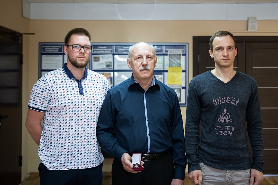 Вновь обретенная награда займет достойное место среди самых ценных для семьи Желуницыных вещей Фото: Ксения ТИМОФЕЕВА