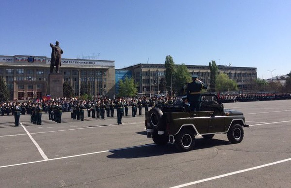 Театральная площадь слишком велика для прохождения войск