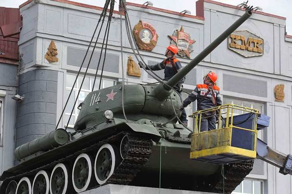 Прикоснуться руками к истории... ФОТО: Денис Рассохин