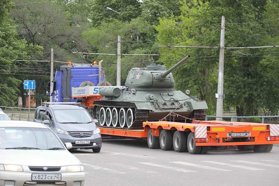 Танк отправился на техосмотр, чтобы потом пройти по улицам города своим ходом. ФОТО: Денис Рассохин