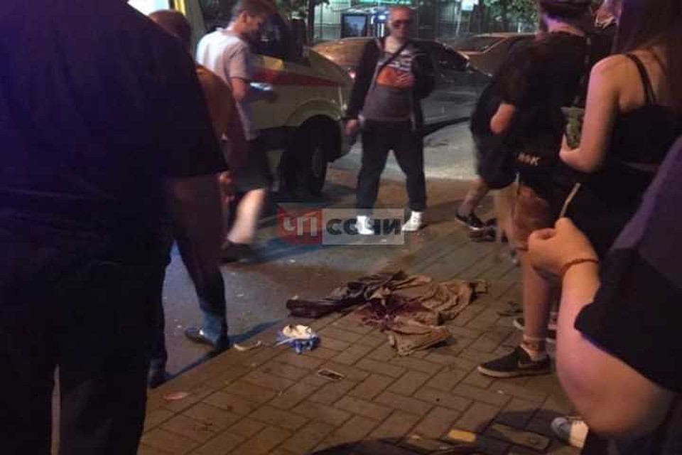 "Скороая помощь" доставила пострадавшего в больницу. Фото ВК "ЧП Сочи"