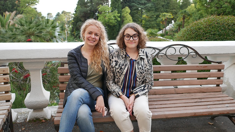 Мать с дочерью Анастасия и Ева Казакова приехали из Москвы. Фото: Юлия БАРАНОВА