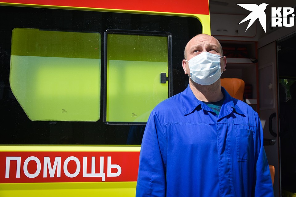 Дмитрий подрабатывает в санавиации. Фото: Алена МАРТЫНОВА