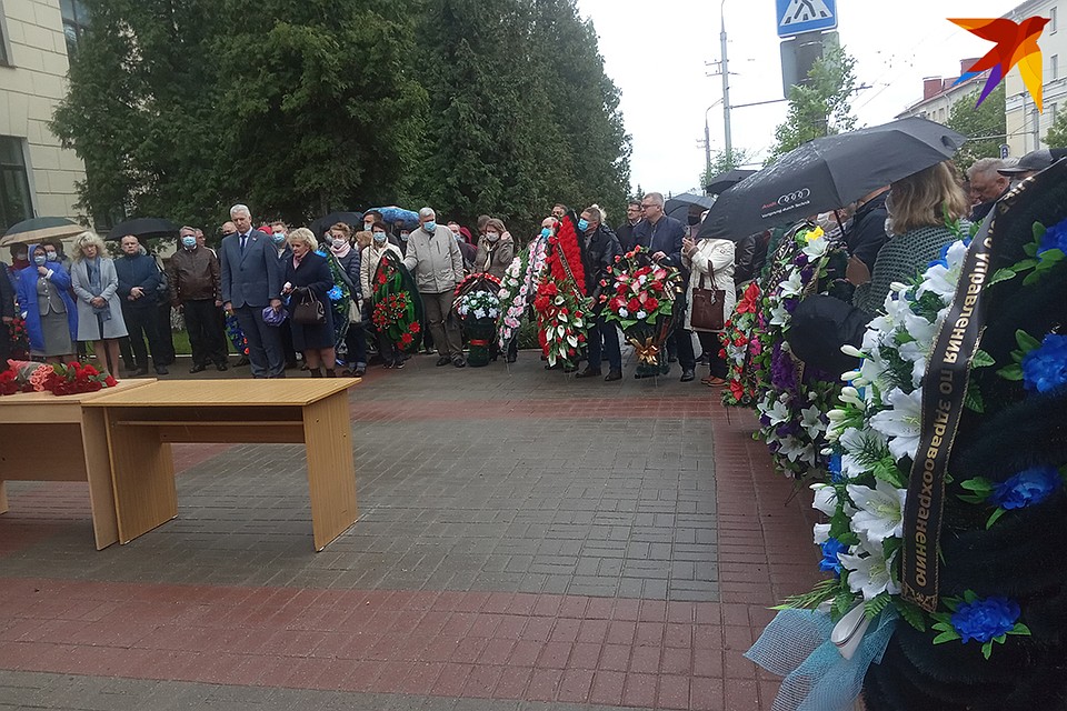 Гражданская панихида прошла около главного корпуса ВГМУ. Фото: Наталья ПАРТОЛИНА