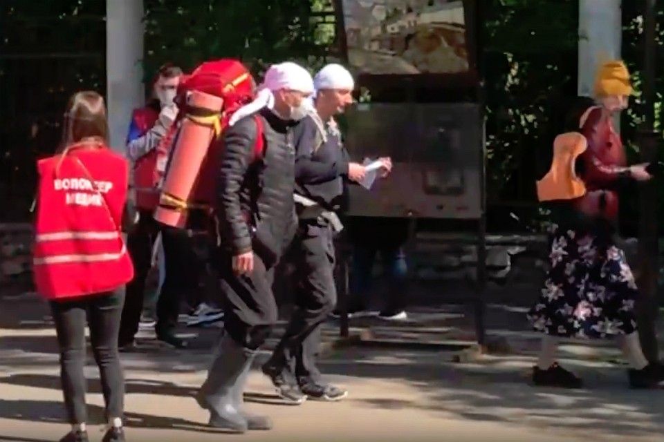 Волонтеры раздают маски паломникам. Фото: скриншот с видео Владислав Крысов, vk.com/zlo43