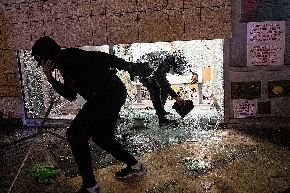 В Нью-Йорке несколько ночей подряд протестующие грабили лучшие бутики Пятой Авеню. Фото: REUTERS