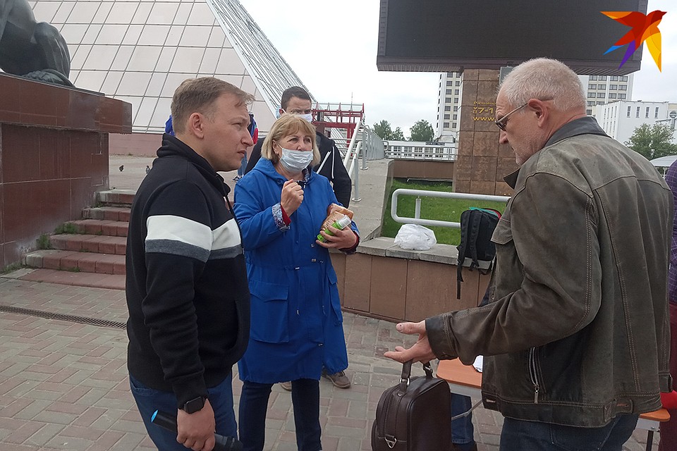 За Дмитриева подписываются в основном люди средних лет, обеспокоенные судьбой своих детей. Фото: Наталья ПАРТОЛИНА