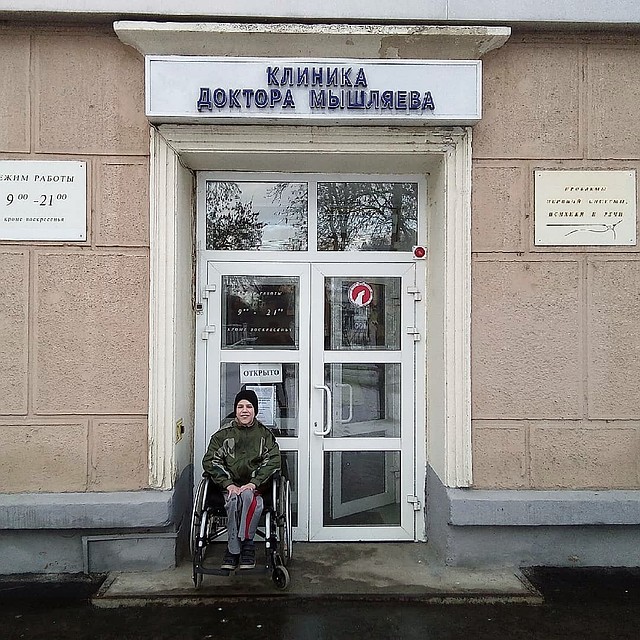 Врачи надеются, что после 10 курсов лечения мальчик сможет ходить сам Фото: Из личного архива героя публикации