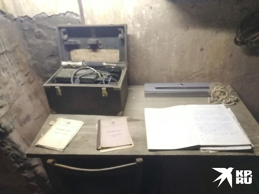 Стол дежурного остался в том же виде, как и в те времена, когда о существовании этого объекта знали только несколько человек. Фото: Владимир ПЕРЕКРЕСТ