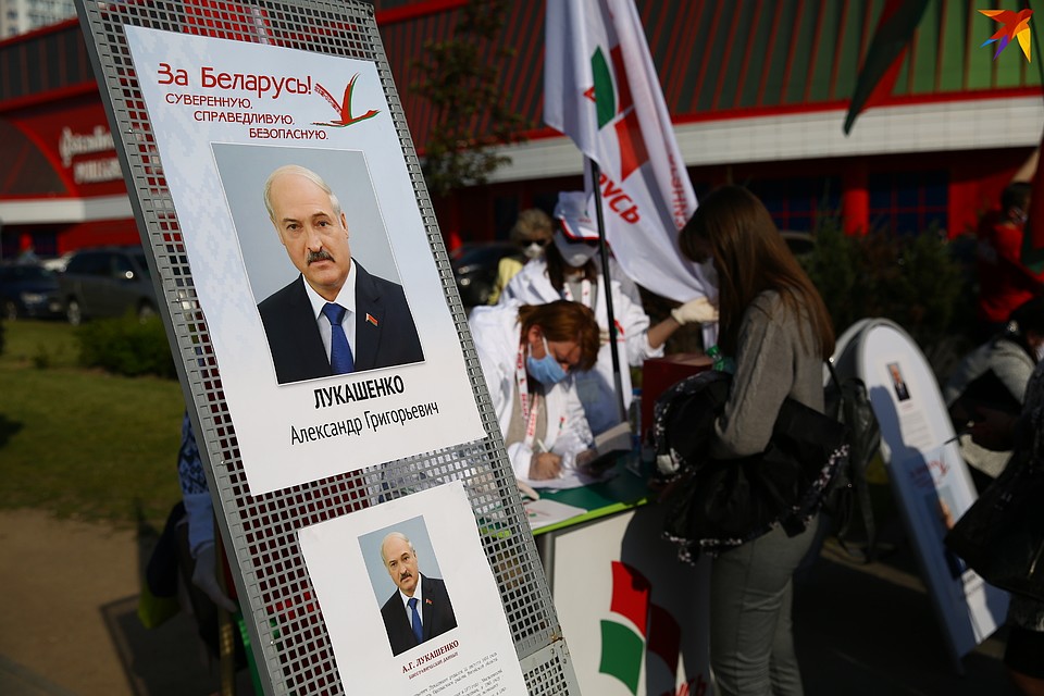 Корреспондент «Комсомолки» пришел на пикет в поддержку Лукашенко, который состоялся возле торгового центра рядом со станцией метро «Восток» 5 июня, в 18:05. Фото: Святослав ЗОРКИЙ