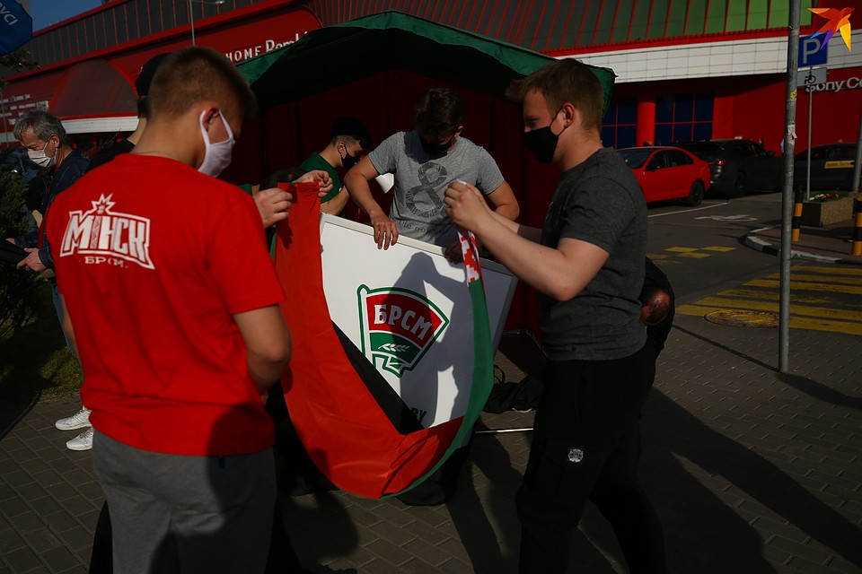 В 18:30 организаторы начали сворачиваться, в 18:45 место пикета практически опустело. Фото: Святослав ЗОРКИЙ
