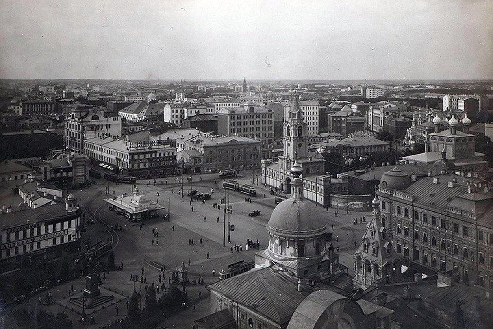 Вид на столицу столетней давности, сфотографированный с крыши дома Нирнзее.