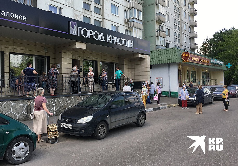 Рядом, справа, винный супермаркет - и некоторые, не дождавшись стрижки, шли именно туда. Фото: Павел КЛОКОВ