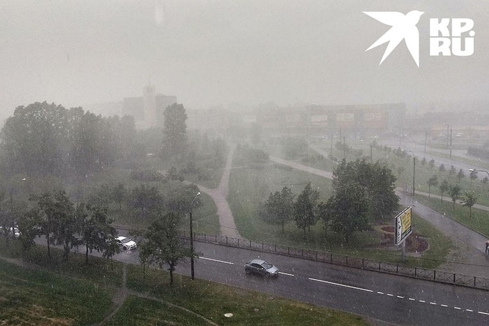 По прогнозам синоптиков, непогода продлится еще час-полтора. Фото: Анна ПОСЛЯНОВА