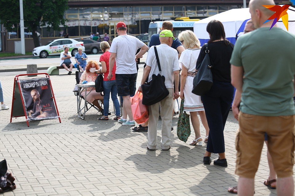 Стоило лишь поставить стол, как к нему выстроилась очередь желающих подписаться. Фото: Святослав ЗОРКИЙ