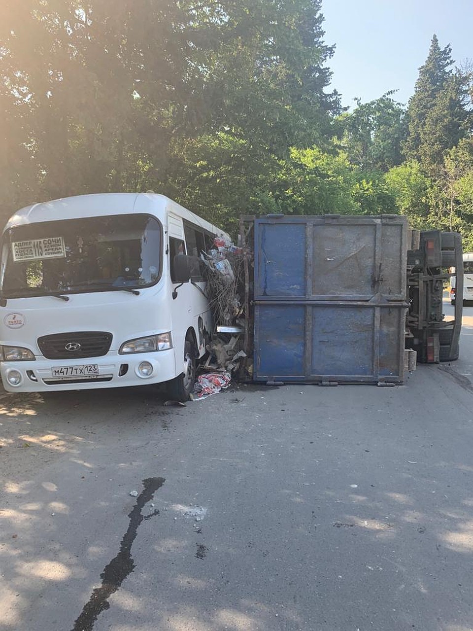 В результате ДТП пассажиры автобуса и оба водителя были госпитализированы. Фото: пресс-службы ГУ МВД России по Краснодарскому краю.
