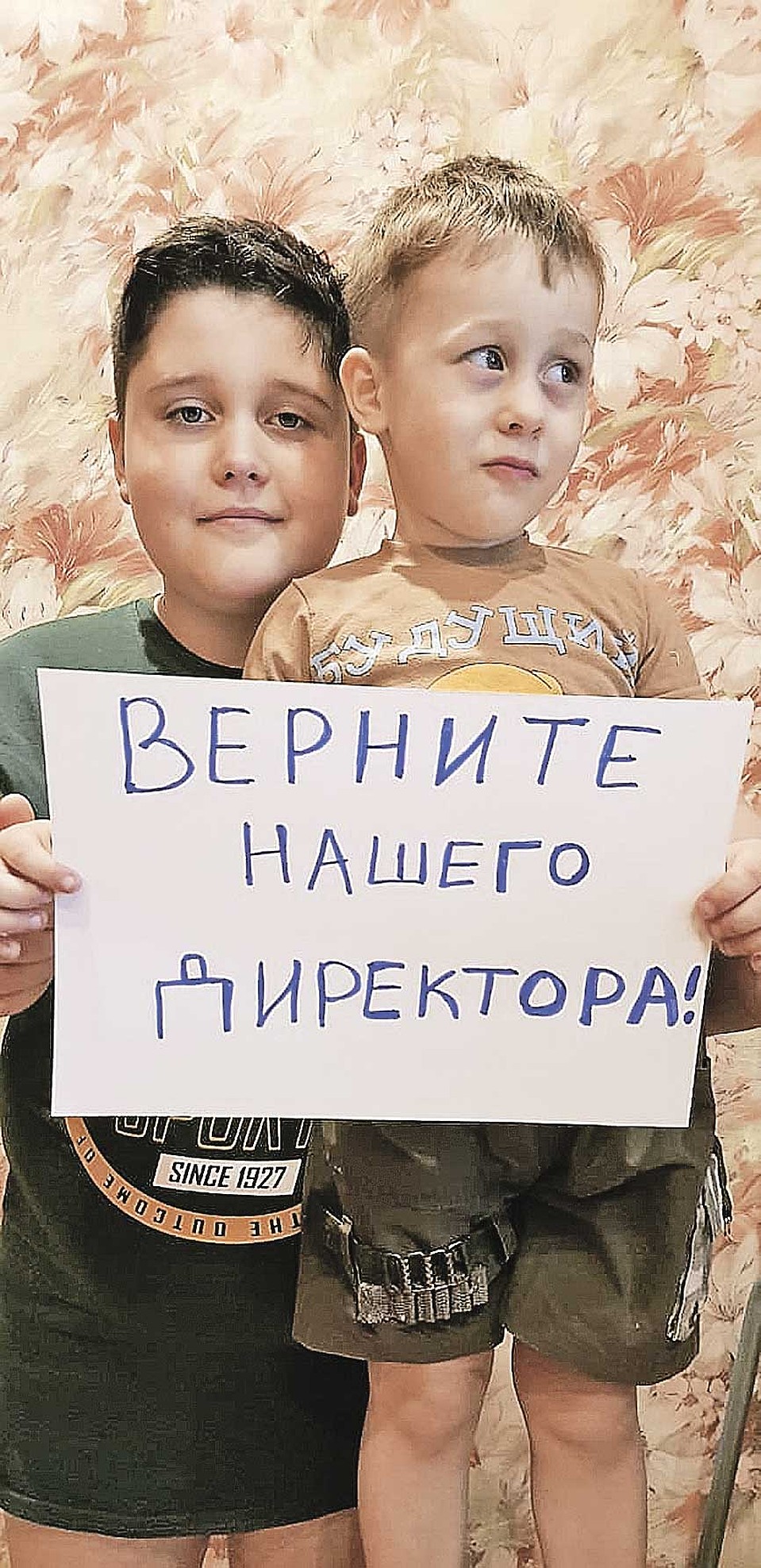 Жители города встали на защиту деятелей культуры, но по‑современному, с помощью флешмоба, - выкладывая в соцсети селфи с рукописными плакатиками. Фото: Соцсети.
