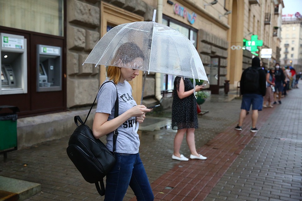 Дождь и град не заставили людей разойтись Фото: Святослав ЗОРКИЙ