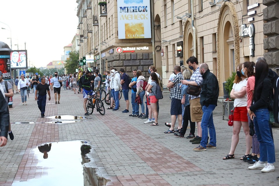 Цепь солидарности растянулась по всему центру Минска Фото: Святослав ЗОРКИЙ