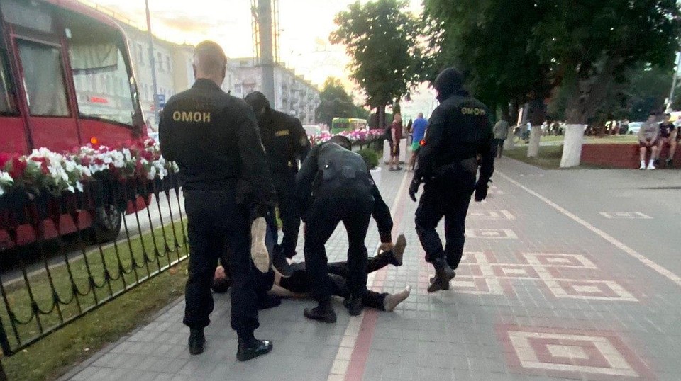 Задержание в Гомеле. Фото телеграм-канала "Беларусь головного мозга".