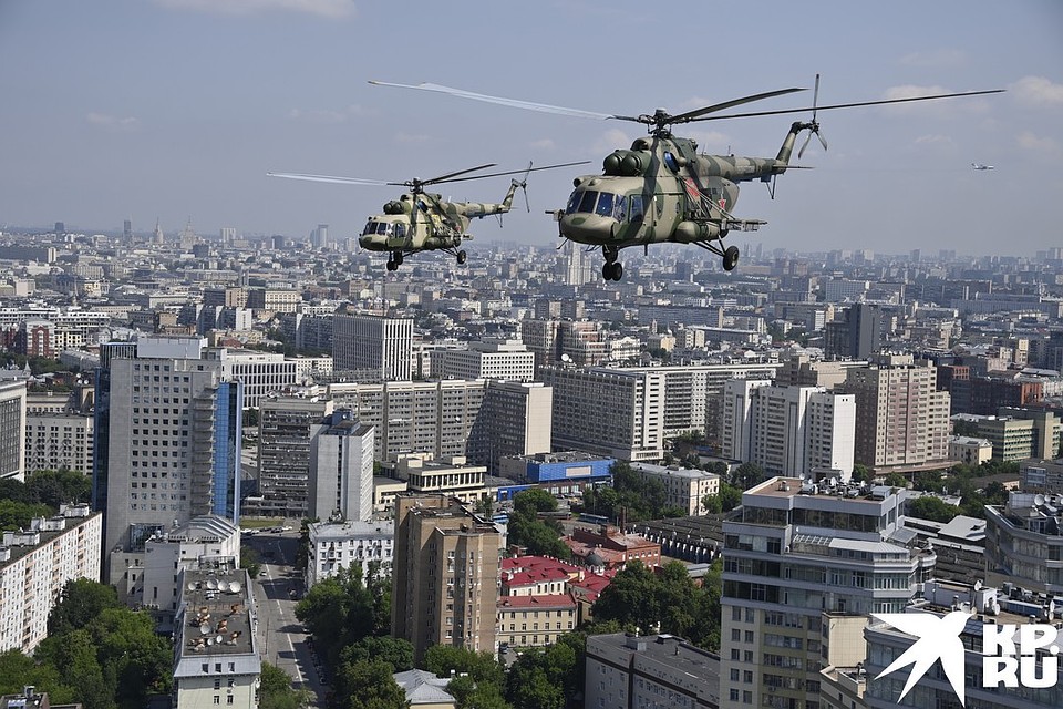 Военные вертолеты над Москвой Фото: Владимир ВЕЛЕНГУРИН