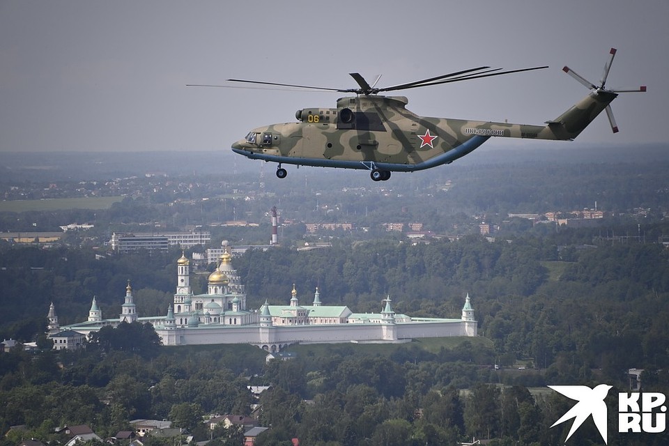 Над старинным храмом Фото: Владимир ВЕЛЕНГУРИН