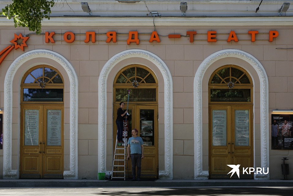 А еще две недели назад Николай Коляда закрыл свой театр. Фото: Алексей БУЛАТОВ