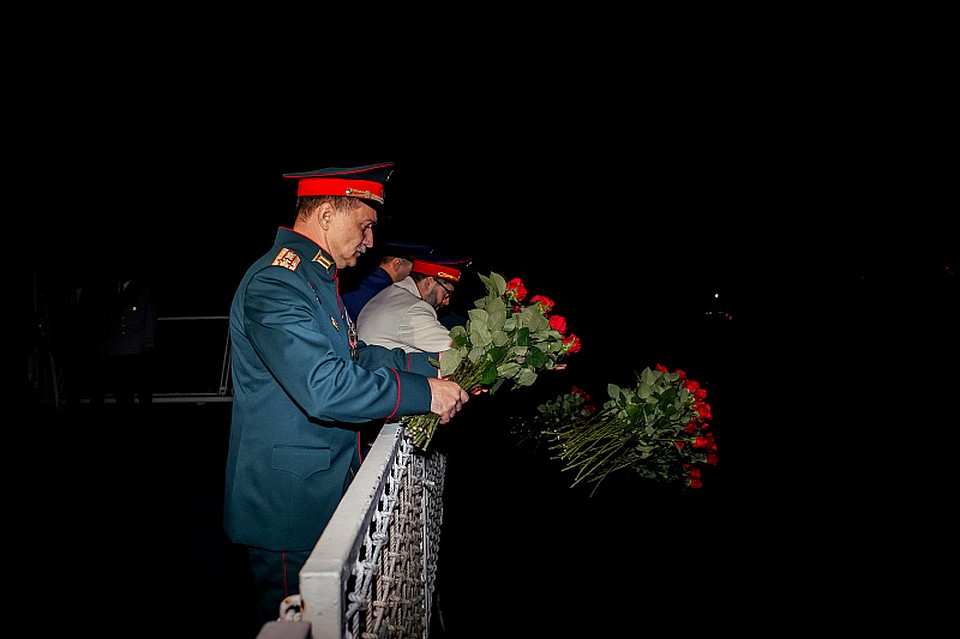 Венки и алые розы были спущены на воду на месте подвига советских моряков. Фото: МКУ «Агентство ИНКОМ».