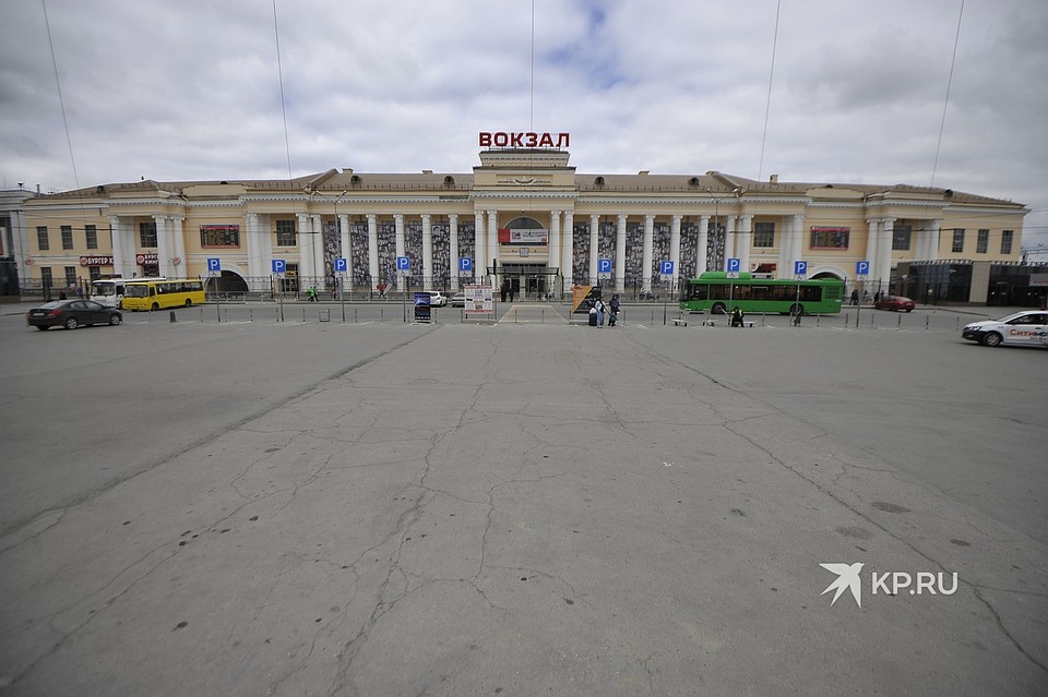 Всего вывешено 12 полотен площадью 350 "квадратов" каждый Фото: Алексей БУЛАТОВ