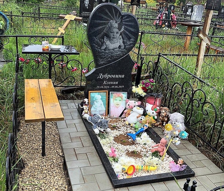 Волонтеры поставили памятник на могиле малышки. Фото: предоставлено волонтерами
