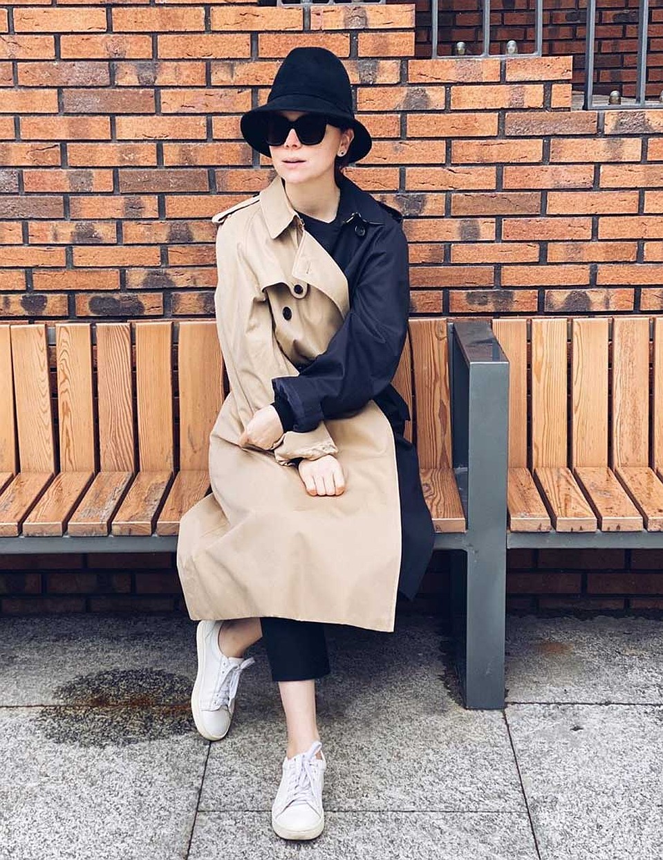 Двухцветный тренч от Burberry стоит 125 тысяч рублей. Точно такой есть и у Евгения Вагановича. Кстати, очки ретро-кошечки от Celine - самая горячая форма этого сезона. Стоят такие на сайте бутика 30 тысяч рублей. Плюс еще шляпка за 22 тысячи рублей. Фото: Instagram.com